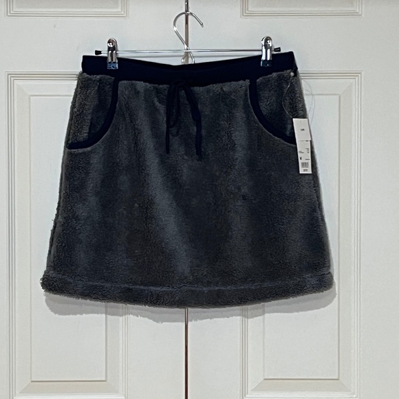 Uniqlo Fluffy Skirt Size Medium NWT - Picture 1 of 5